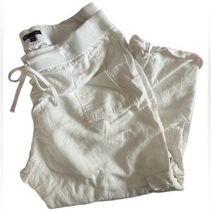 White Gap linen capris women’s size 16.  Super cute.